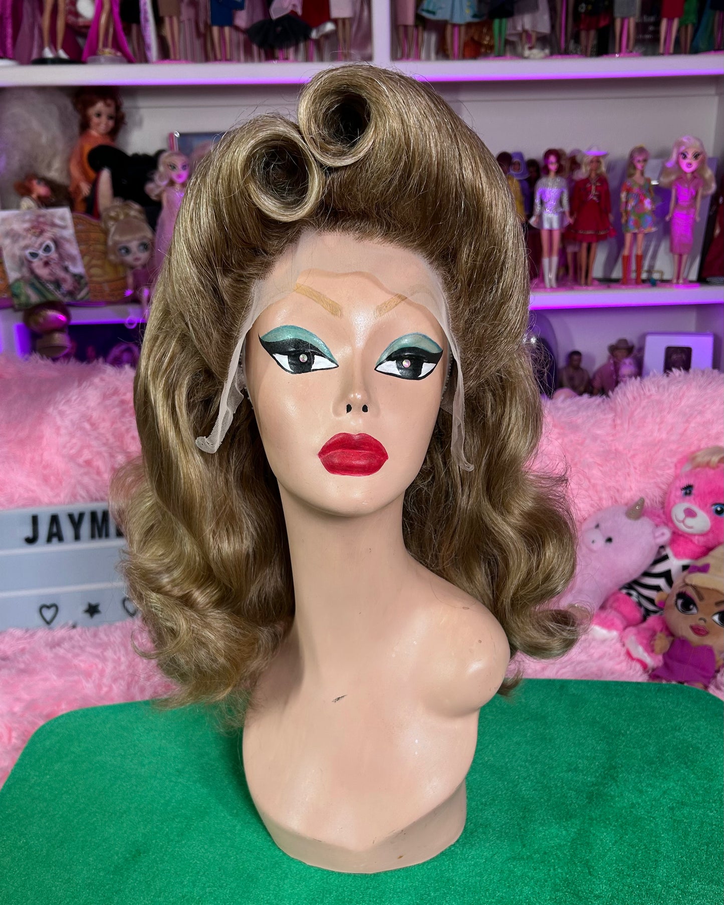 PREMIUM VICTORY ROLLS (PREMIUM WIG)