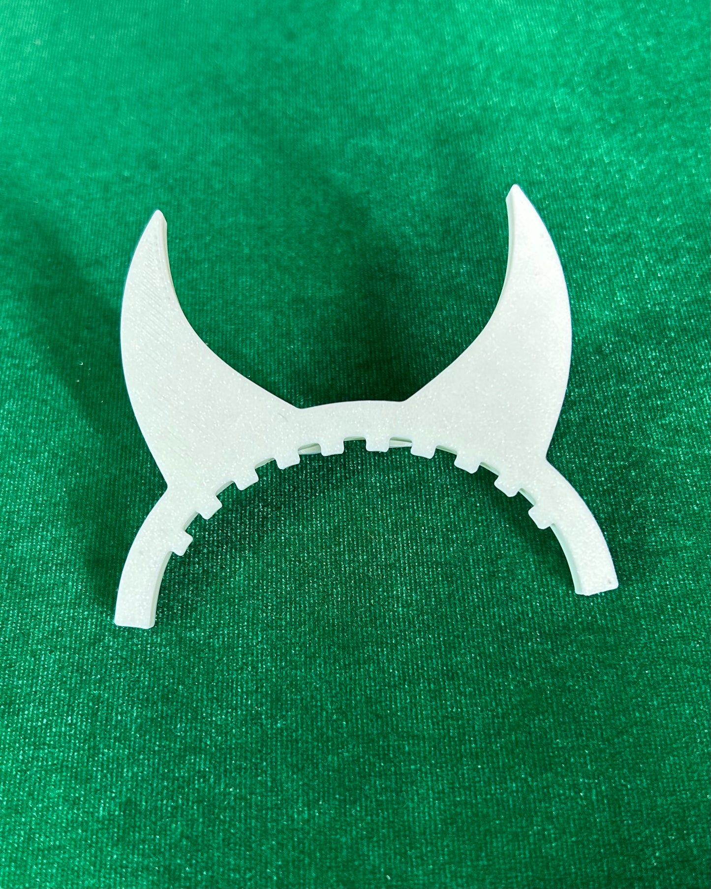 WHITE DEVIL HORNS (MONSTER ACCESSORIES)